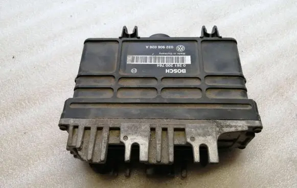 Volkswagen Golf III Engine control unit/module 032906026A 0261200764