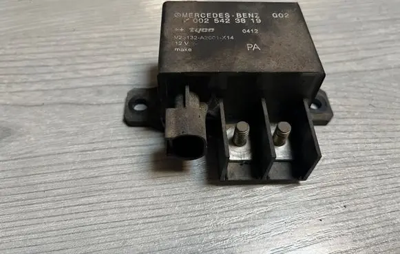 Mercedes-Benz E W211 Charging relay A0025423819