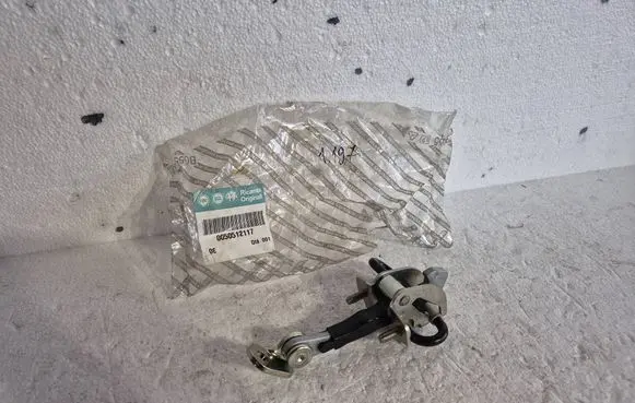 Alfa Romeo 147 Front door check strap stopper 50512117