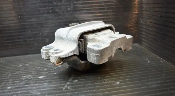 Volkswagen Golf V Engine mount bracket 1K0199555