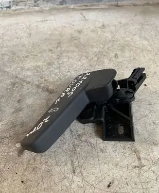 Volkswagen Touran III Engine bonnet (hood) release handle