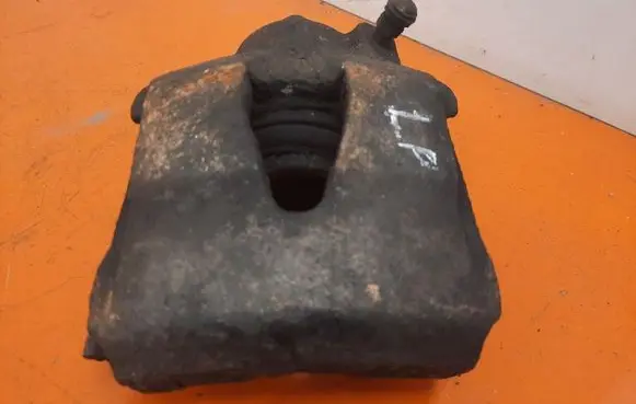 Volkswagen Golf IV Front brake caliper