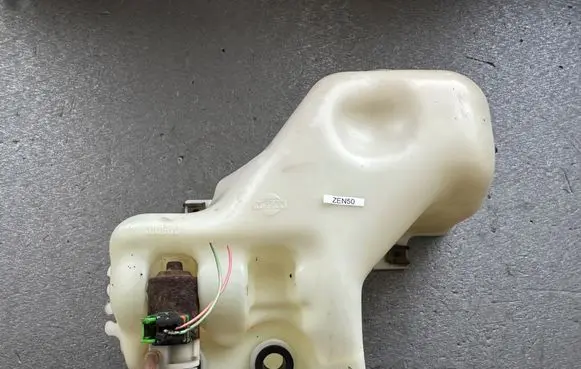 Nissan Patrol Y60 Coolant expansion tank/reservoir 2171001J01