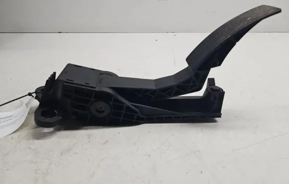 Mercedes-Benz ML W164 Accelerator throttle pedal A1643000004