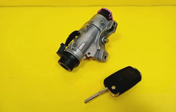 Volkswagen PASSAT B5.5 Ignition lock 4B0905851G