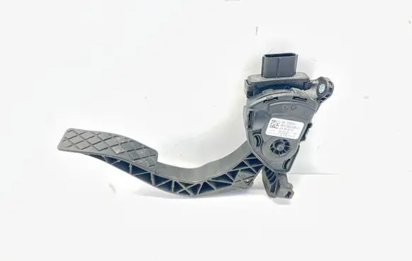 Accelerator throttle pedal