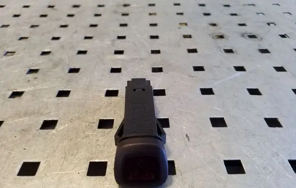 Volvo XC90 Hazard light switch 9168302