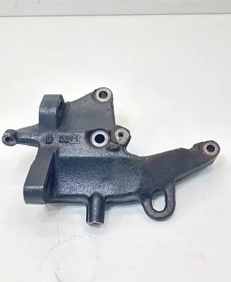 Engine mounting bracket