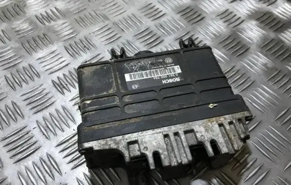 Volkswagen Golf III Engine control unit/module 0261200764 032906026a