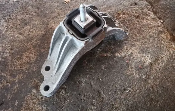 Mini One - Cooper Coupe R56 Engine mount bracket 6784357