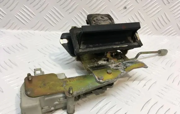 Volkswagen PASSAT B5 Tailgate exterior lock 1U6827565H