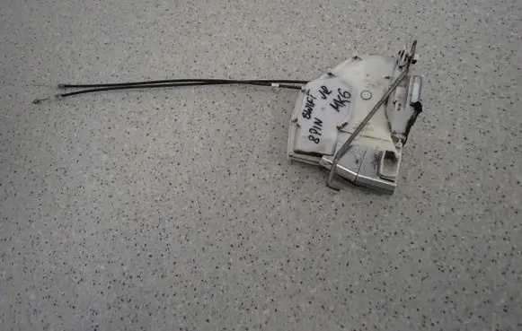Suzuki Swift I Rear door lock