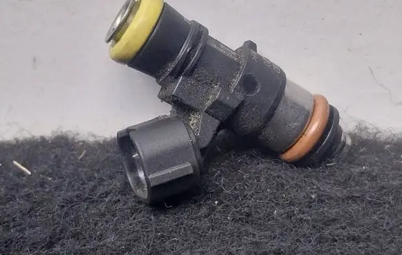 Volkswagen Caddy Fuel injector 03C906039B