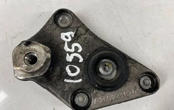 Engine mounting bracket