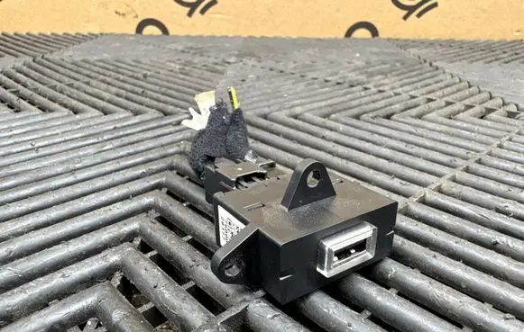 Alfa Romeo Stelvio USB socket connector 03270