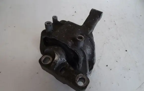 Volkswagen Tiguan Engine mount bracket 5N0199262