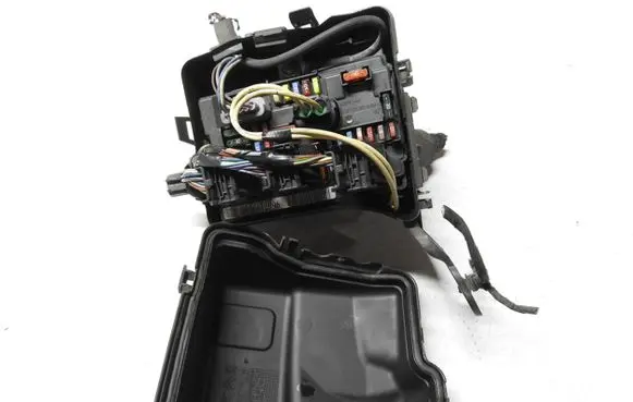 Peugeot 207 Fuse module 9667199680
