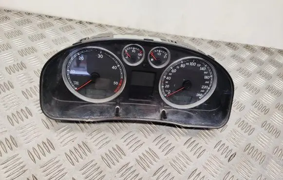Volkswagen PASSAT B5.5 Speedometer (instrument cluster) 3B0920829D