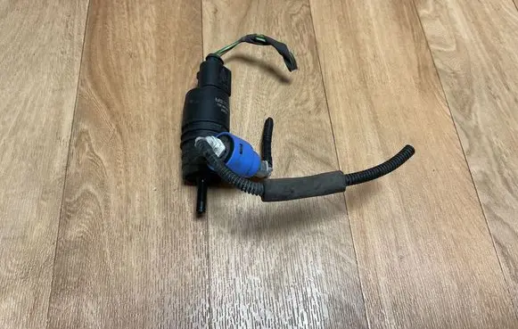Volkswagen PASSAT B6 Windscreen/windshield washer pump 1J0973722 1009550010