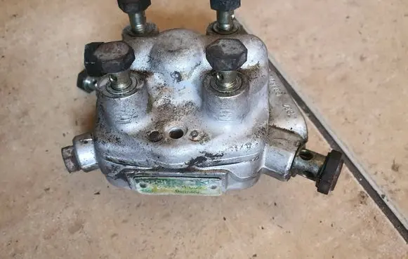 Audi 80 90 B2 Fuel distributor 0438101005