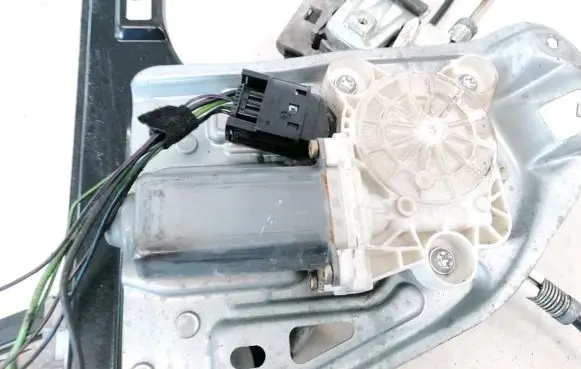 Mercedes-Benz C W203 Front door window regulator motor A2118201742 990595101