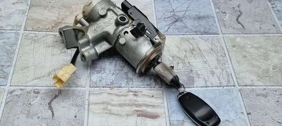 Toyota Avensis Verso Ignition lock 45020287