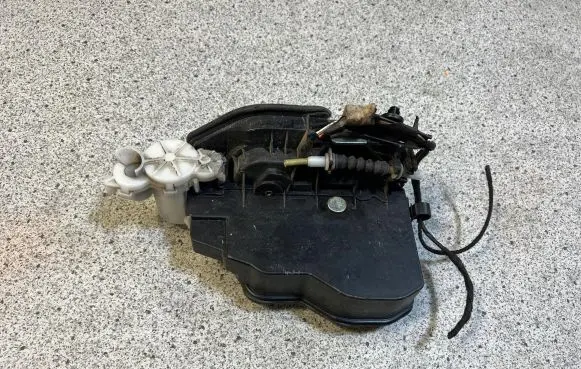 BMW X3 F25 Front door lock 7318421
