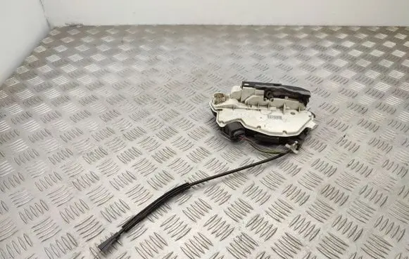 Skoda Fabia Mk2 (5J) Front door lock 5N1837015C