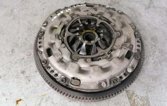 Volkswagen PASSAT B8 Dual mass flywheel 04E141025J