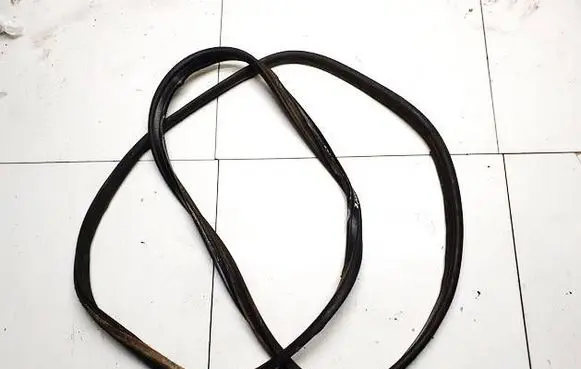 Trunk rubber seal (body)