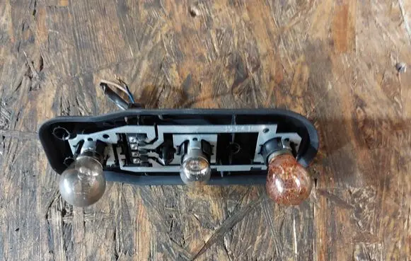 BMW 5 E39 Tail light bulb cover holder 2496339 393390