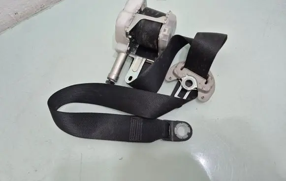 Toyota RAV 4 (XA40) Front seatbelt 7T3880P