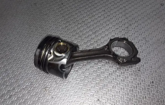 Volkswagen PASSAT B5.5 Piston 