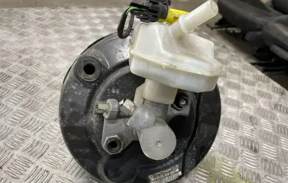 Opel Zafira C Brake booster 13308771