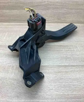 Ford Mondeo Mk III Accelerator throttle pedal 1S719F836BB WITHPLUG