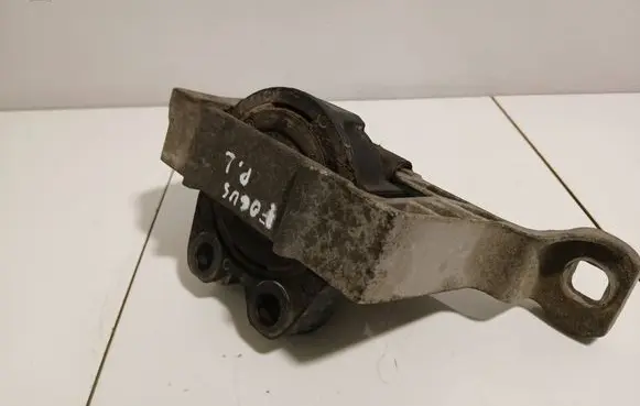 Engine mount bracket