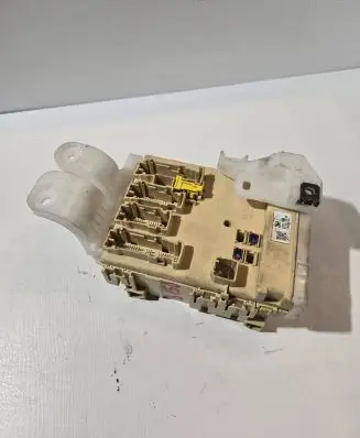 Toyota Auris E180 Fuse module 63583302 8273012X70A 3HB24CAA