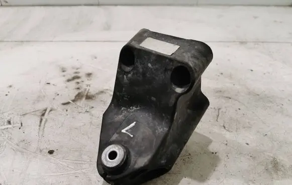 Mercedes-Benz E W213 Engine mounting bracket