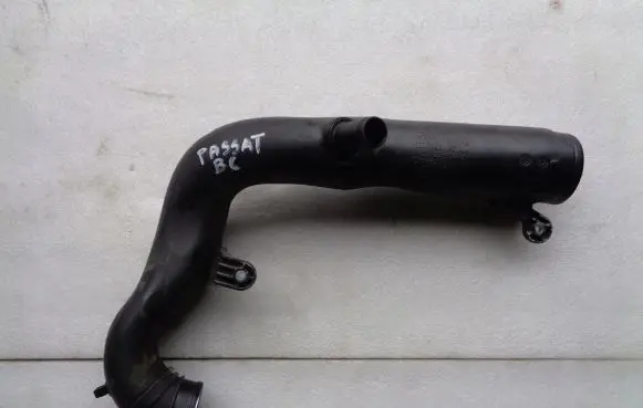 Volkswagen PASSAT B6 Engine coolant pipe/hose 2H0129618