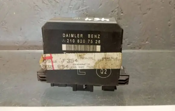 Mercedes-Benz E W210 Door control unit/module 2108207526