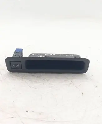 Toyota Highlander XU70 Tailgate/boot open switch button f6961106