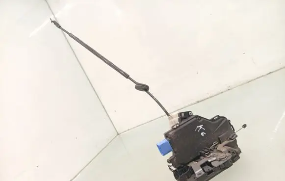 Volkswagen Golf VI Rear door lock 7L0839015D