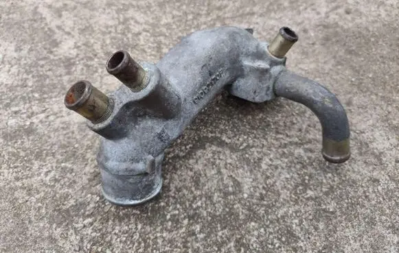 Engine coolant pipe/hose