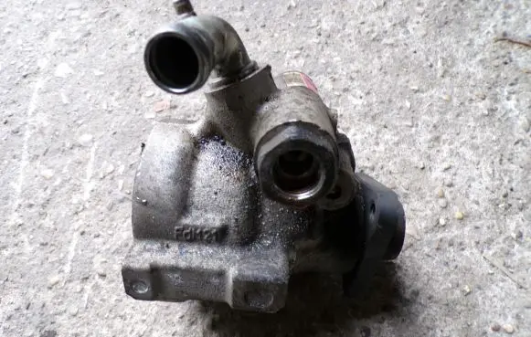 Alfa Romeo 156 Power steering pump 46737907