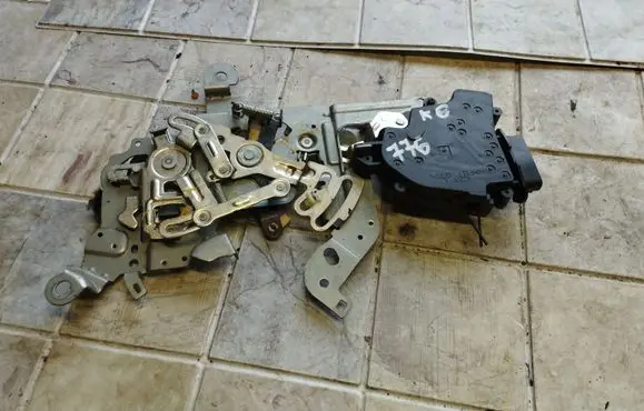 Mazda 5 Sliding door lock 