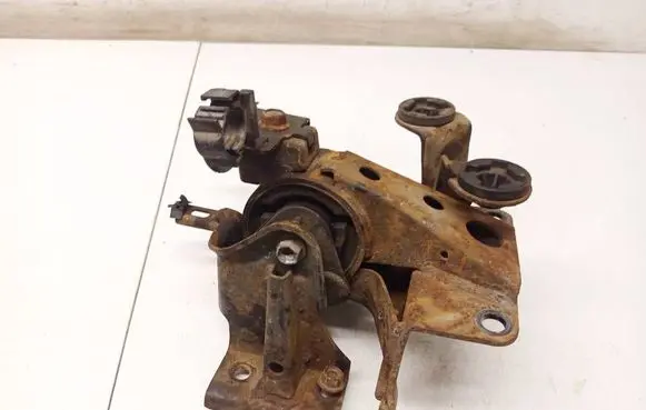Nissan X-Trail T30 Engine mount bracket 