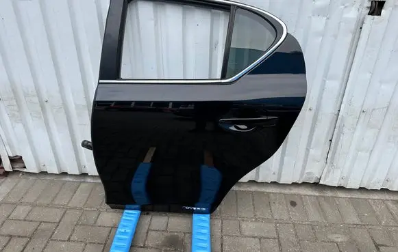 Lexus CT 200H Rear door