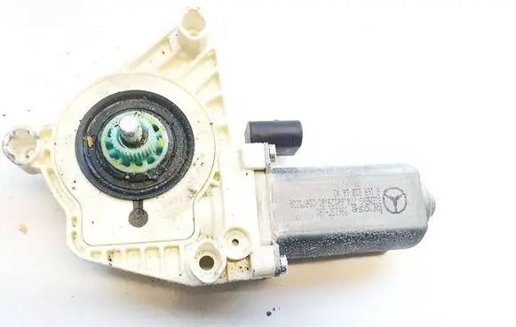 Mercedes-Benz B W245 Front door window regulator motor A1698201642 996137101