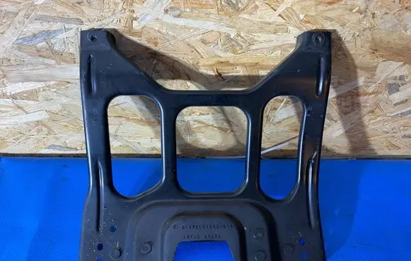 Mercedes-Benz Metris W447 Front bumper mounting bracket A4478601003