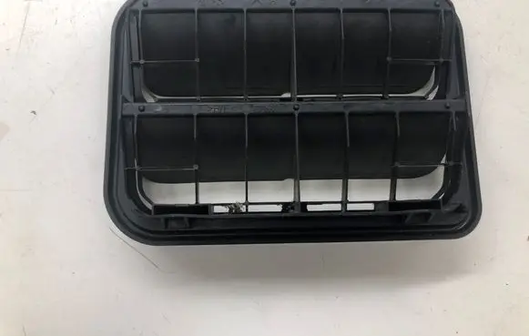 Peugeot 208 I Quarter panel pressure vent 9675506980
